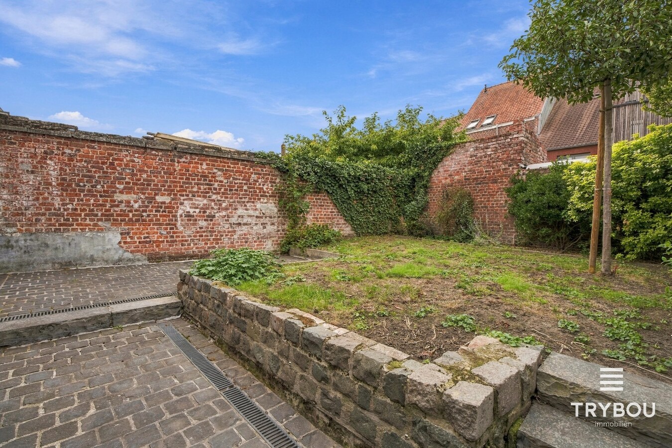 Ruime rijwoning in het centrum van Ieper! 