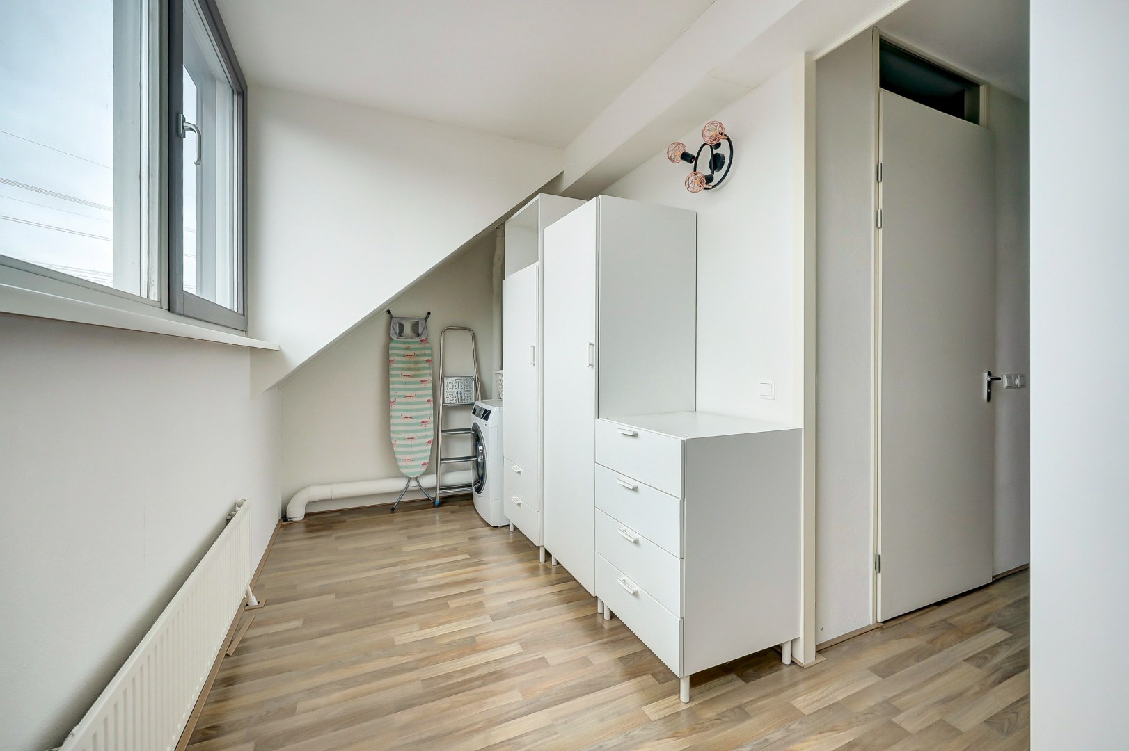 In de jonge woonwijk Nesselande in deelplan Haag en Park gelegen 5 kamer tussenwoning met houten berging en parkeerplaats op 131 m² eigen grond. 