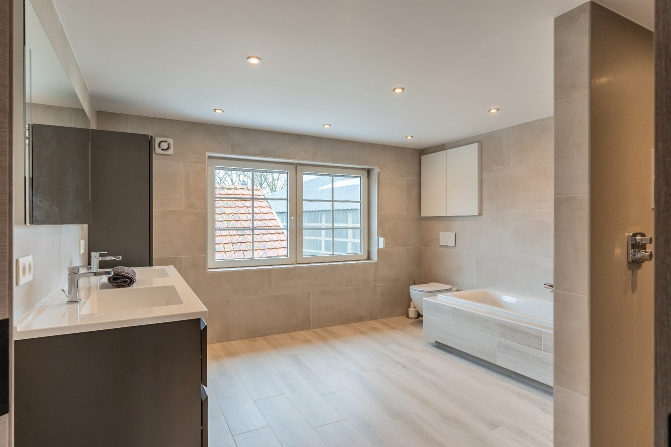 Ruime gerenoveerde woning in Niel-bij-As met 3 slaapkamers. 