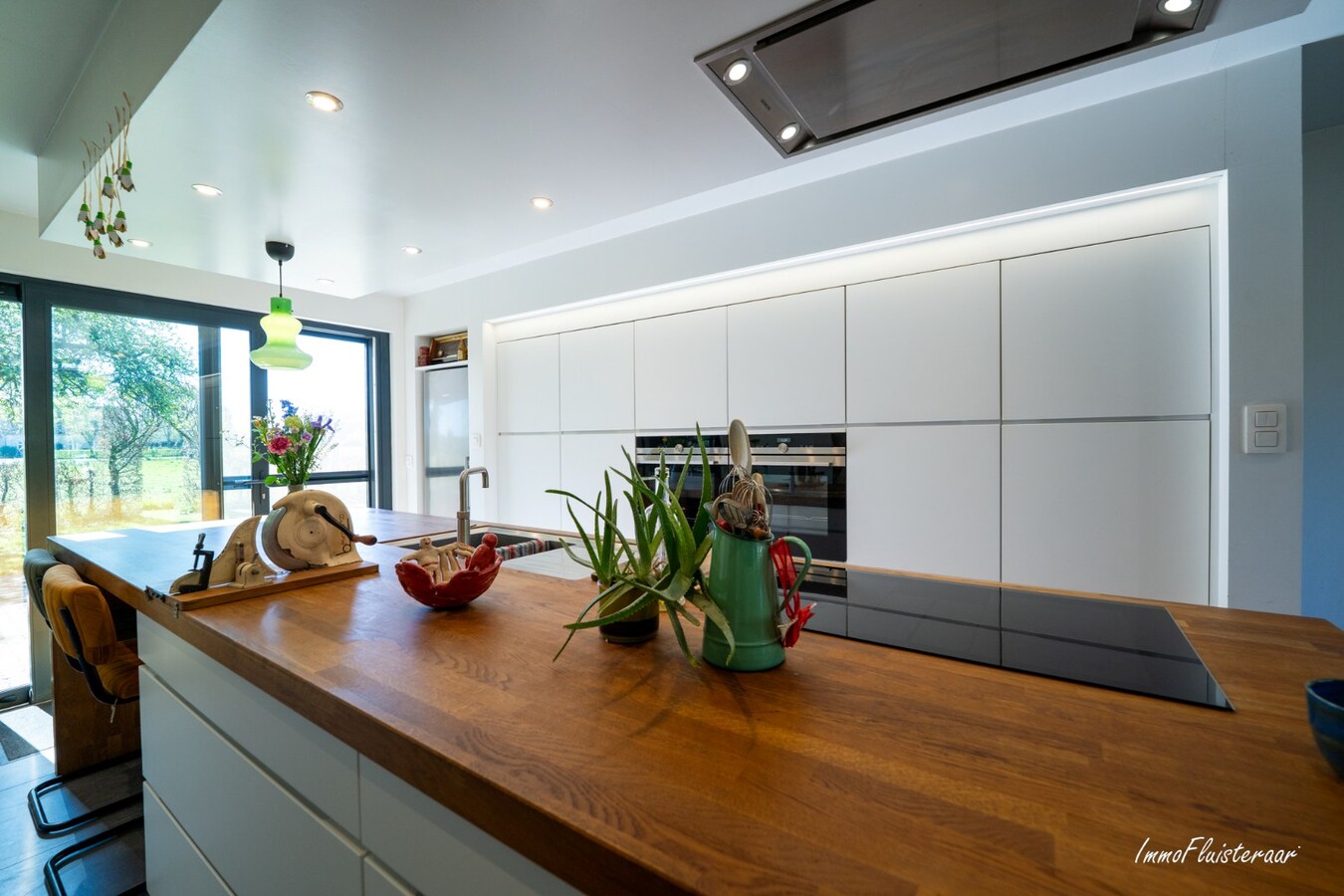BEZOEKDAG OP 23 MEI VAN 10U TOT 14U. Landelijk gelegen woning met stallen en handig bijgebouw op ca. 7.025 m² (Optie aankoop extra aanpalend weiland van 5.735 m2) 