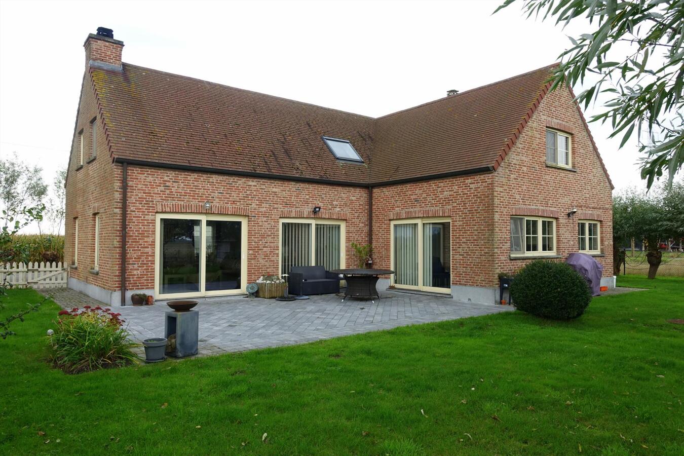 Instapklaar rustig gelegen landhuis met zicht op velden 