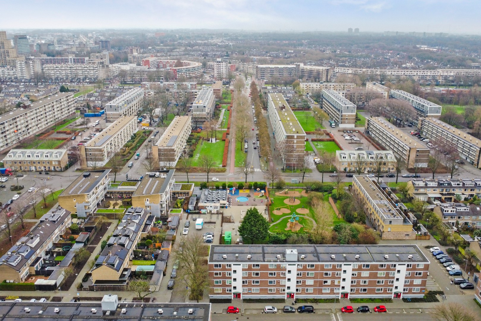 3-kamer appartement op de derde verdieping met balkon op het oosten en een berging van 13 m² in de onderbouw. 
