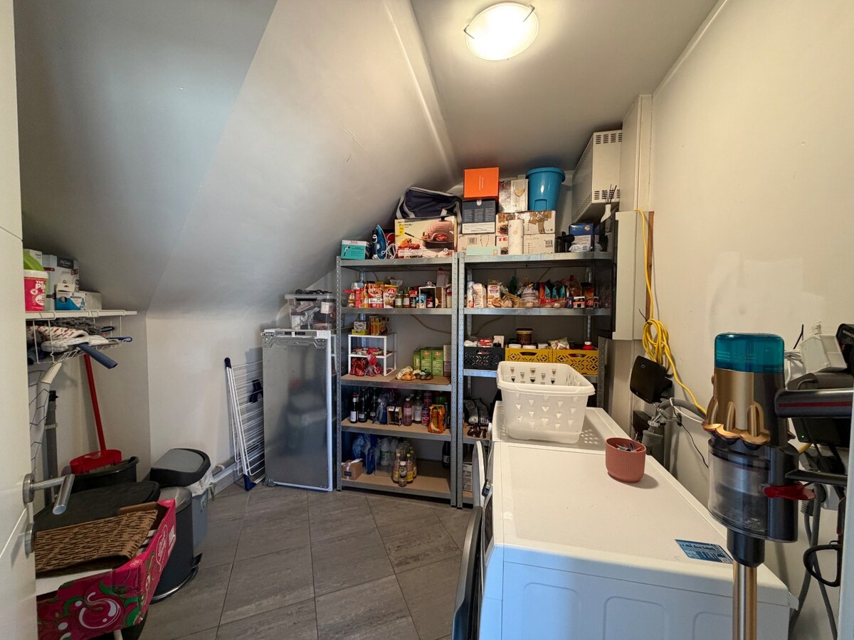 Ruim en lichtrijk dakappartement te Asper. 