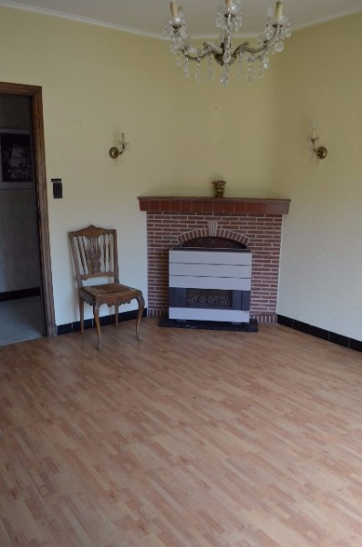 Te strippen / nieuw te bouwen woning en bijgebouwen op 906m² commercieel gelegen te Eeklo 