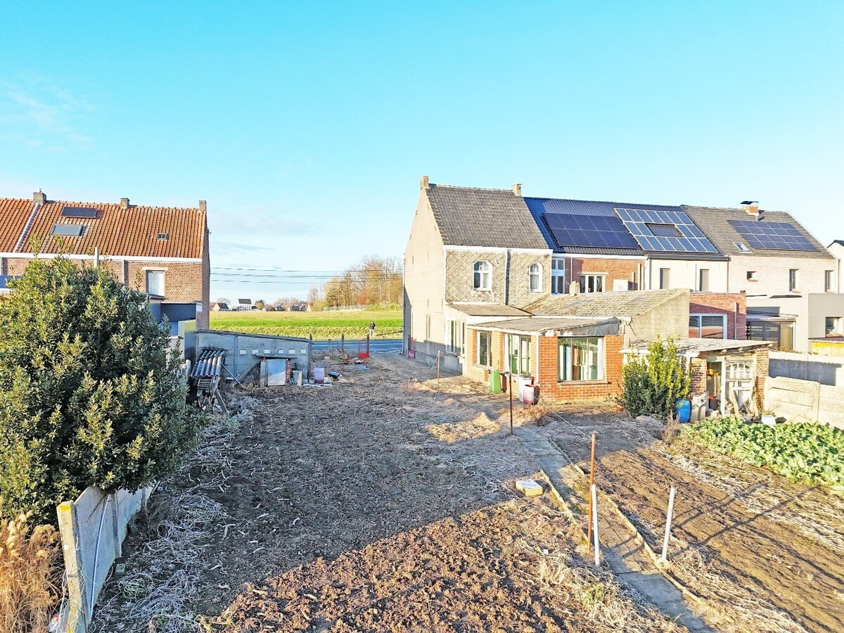 Te renoveren woonhuis met bouwgrond te Balegem/Elene 