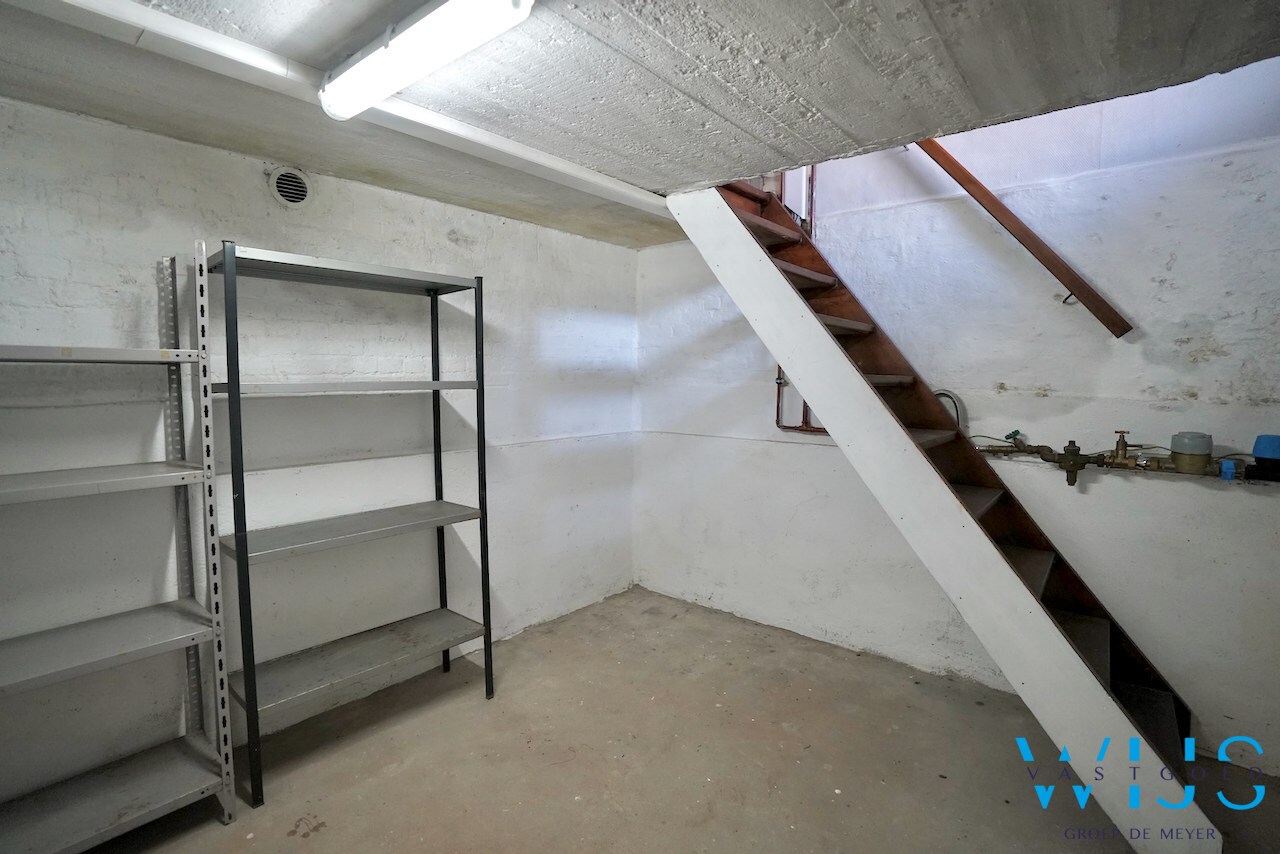 Zeer ruim en stevig woonhuis MET garage te Rieme ! 