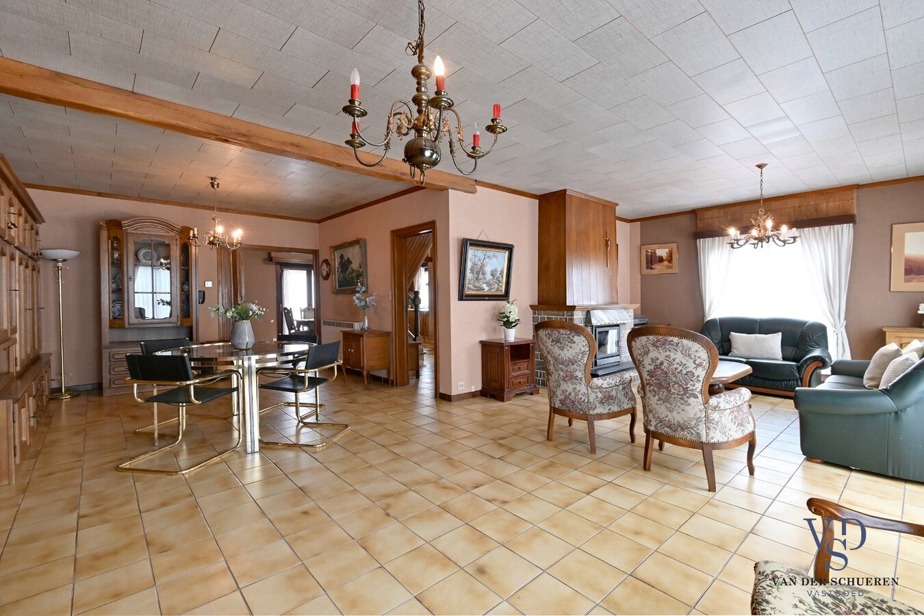 Bijzonder ruime, praktisch ingedeelde gezinswoning 