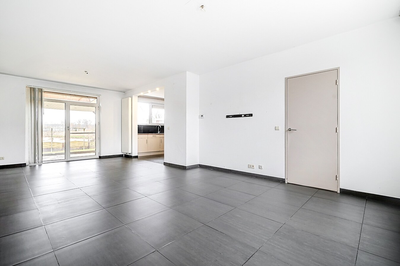 Woning met 3 (4) kamers, terras, tuintje, garage. 