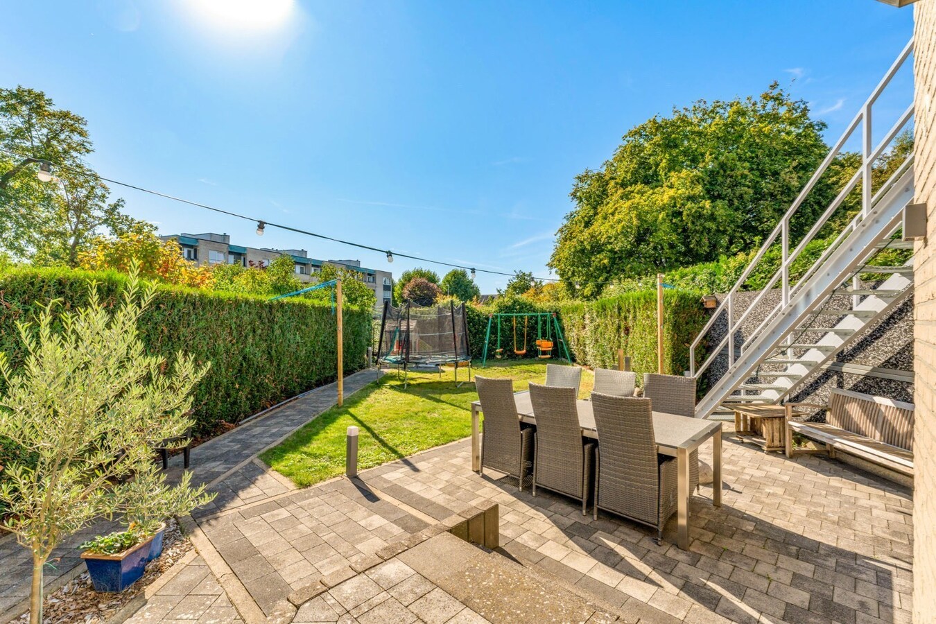 Zeer ruime, goed afgewerkte woning met diverse mogelijkheden nabij het centrum van Maaseik! 