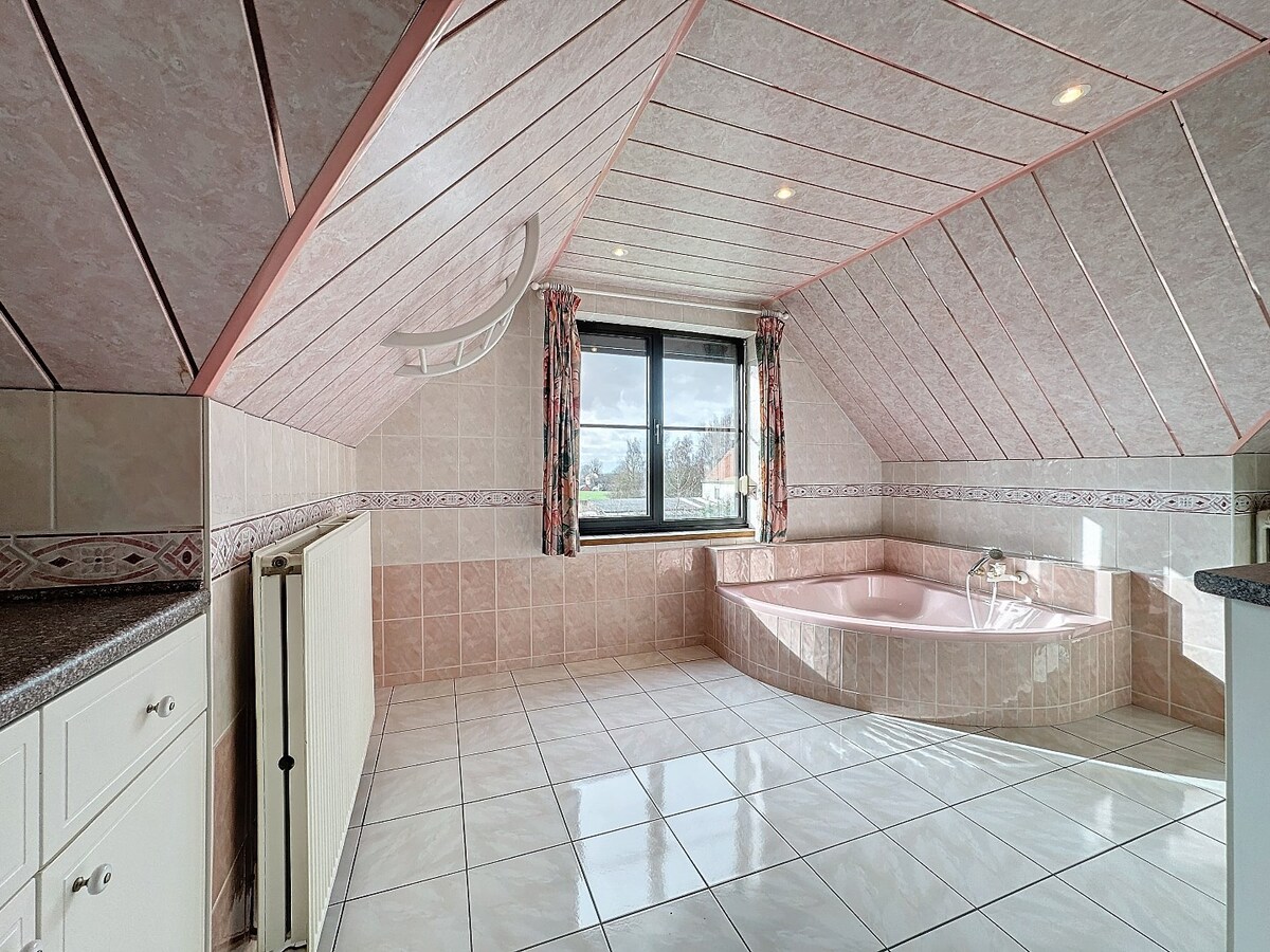 Ruime open bebouwing in landelijke stijl te Zottegem 