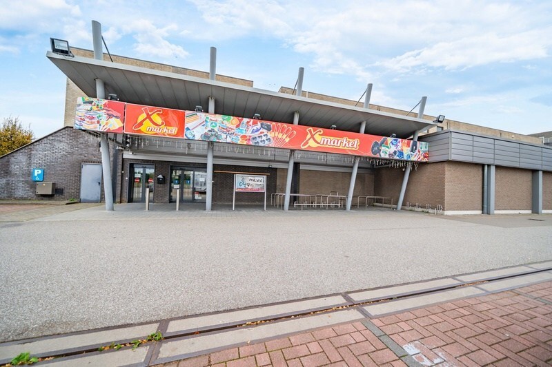 Rijksweg: Commercieel goed gelegen handelspand (ca 1.100 m²) met private parking (60 pl.) en gem. parking (72 pl). 