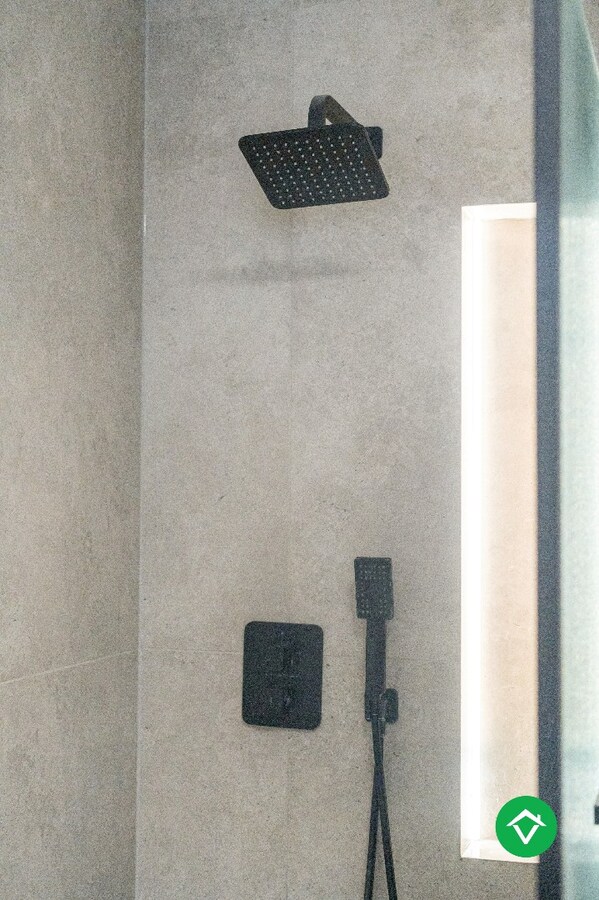 Hoog gerenoveerde woning met tuin en 4 slaapkamers te Roeselare 