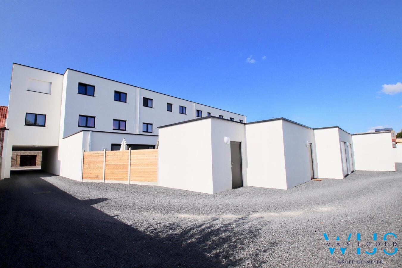 Gelijkvloers appartement met TUIN &amp; GARAGE te Zelzate! 