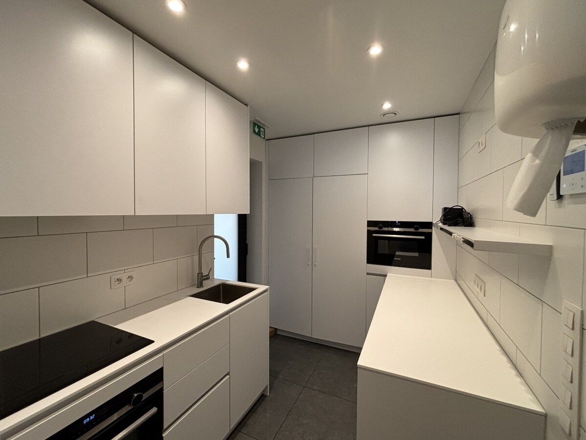 Instapklaar handelsgelijksvloers 90 m² met ruim terras  in het centrum Sint-Antonius naast Bpost. 