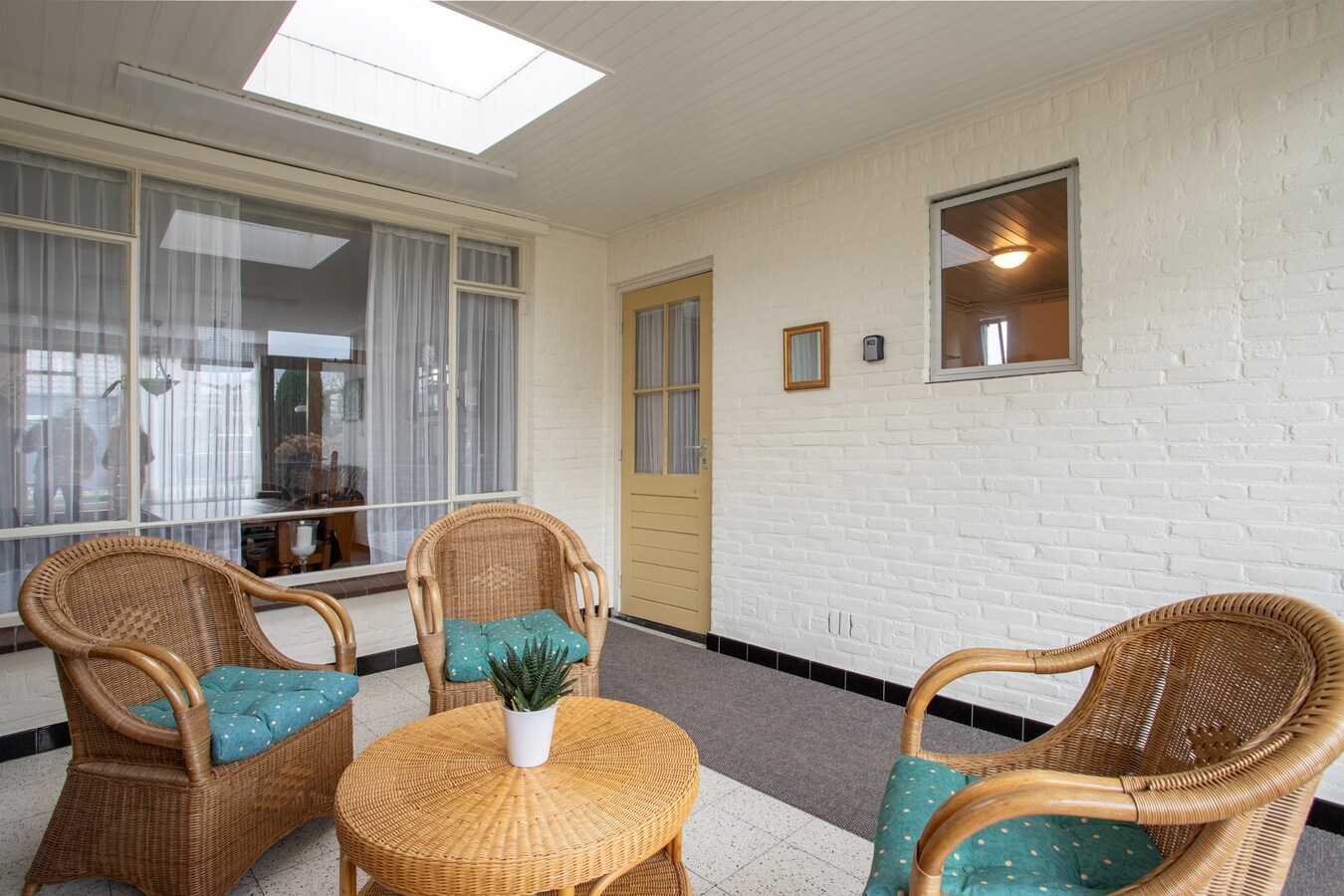 Halfvrijstaand woonhuis met garage gelegen op een royaal perceel van 460 m2. 