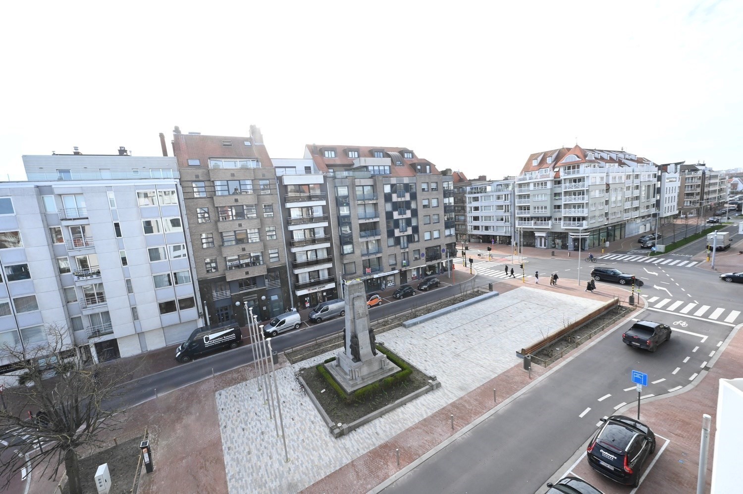 Non meublé - Neuf - Appartement luxueusement rénové avec 3 chambres et une vue dégagée sur la place du Bourgmestre Frans Desmidt. 