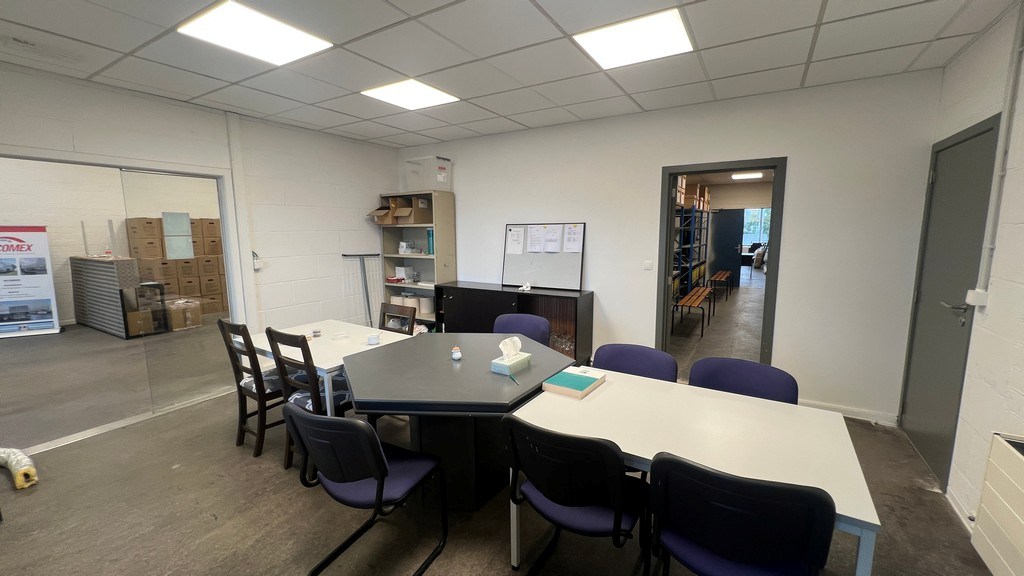 Magazijn met rolbrug en kantoren nabij N47 in Zele