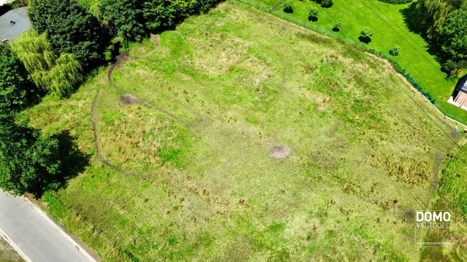 Ruime bouwgrond voor een half open bebouwing, gelegen op een perceel van 7a80ca. 