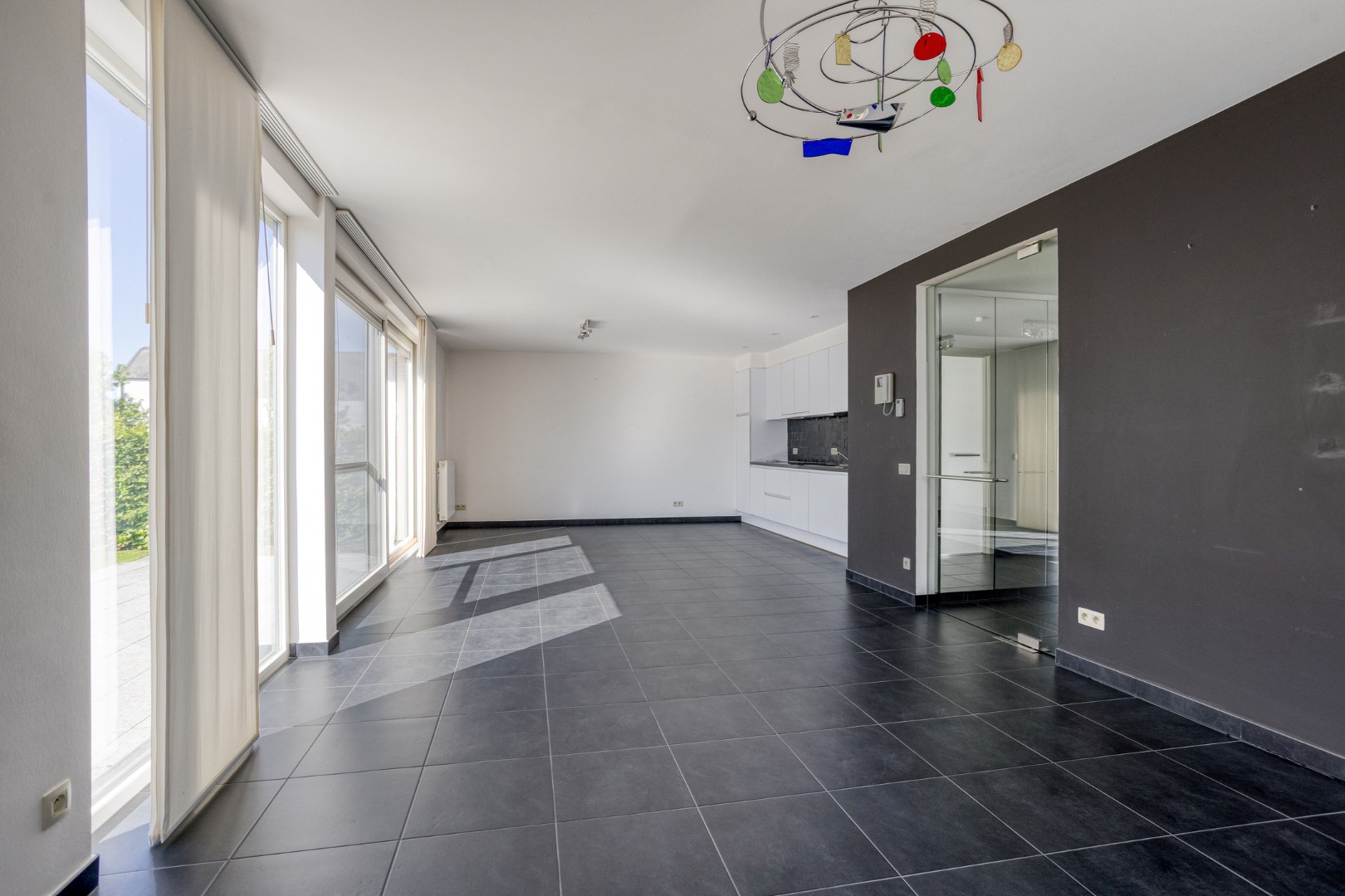 Instapklaar gelijkvloers appartement met groot terras, tuin en garagebox in Kumtich - EPC 104 KWH/m² 