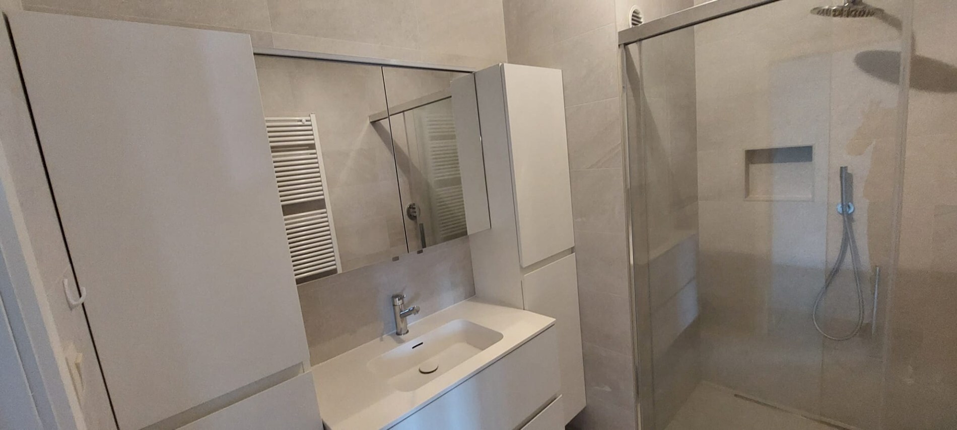 Comfortabel, verzorgd en gunstig gelegen appartement met 2 slaapkamers, terras en garage. 