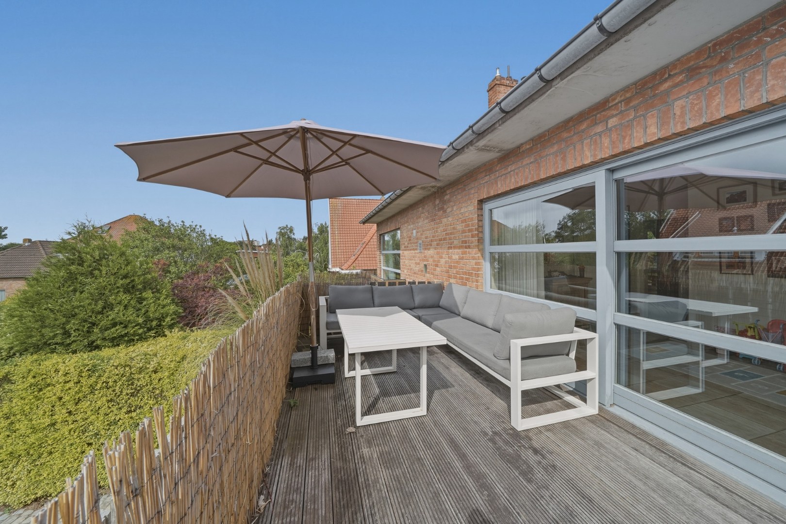 Duplex-appartement van 165 m² met garage, carport en zonnig terras in de Vicognewijk 