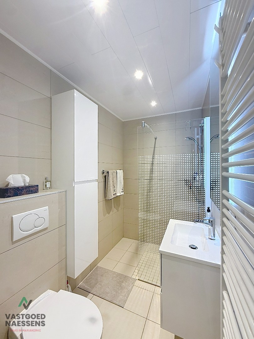 Nouvel appartement rénové d'une chambre avec vue latérale sur la mer. 