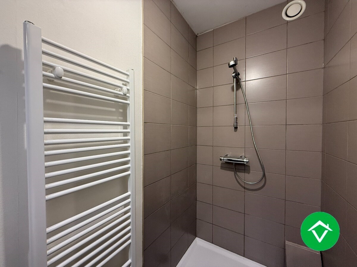 Gelijkvloers appartement op een centrale ligging met één slaapkamer, tuin en autostaanplaats te Roeselare 