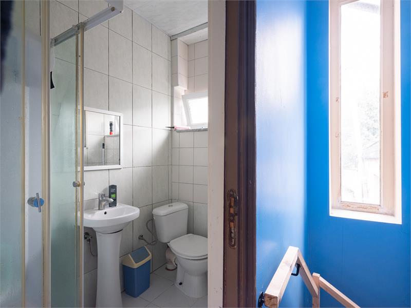 Op te frissen woning met 6 slaapkamers 