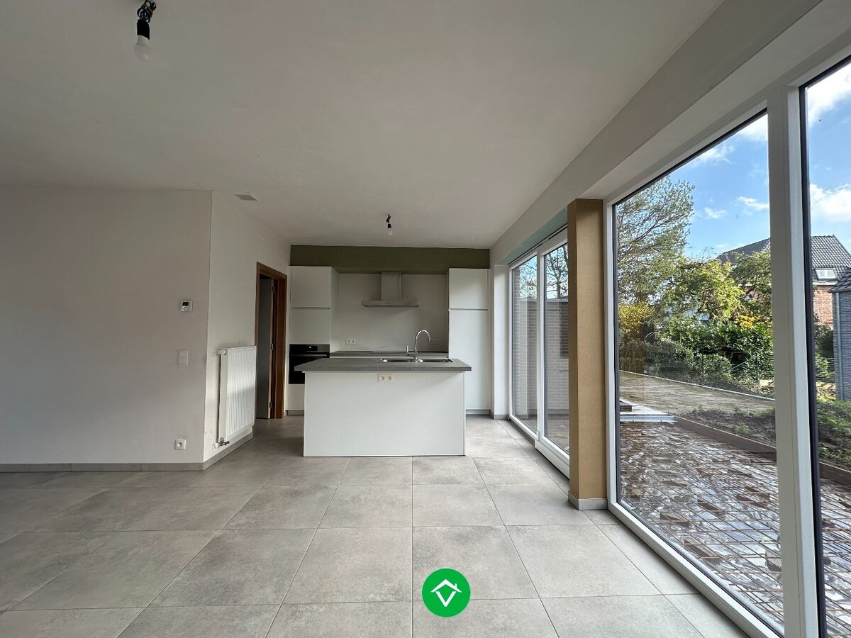 Moderne en lichtrijke nieuwbouwwoning met drie slaapkamers te Handzame (Kortemark) 
