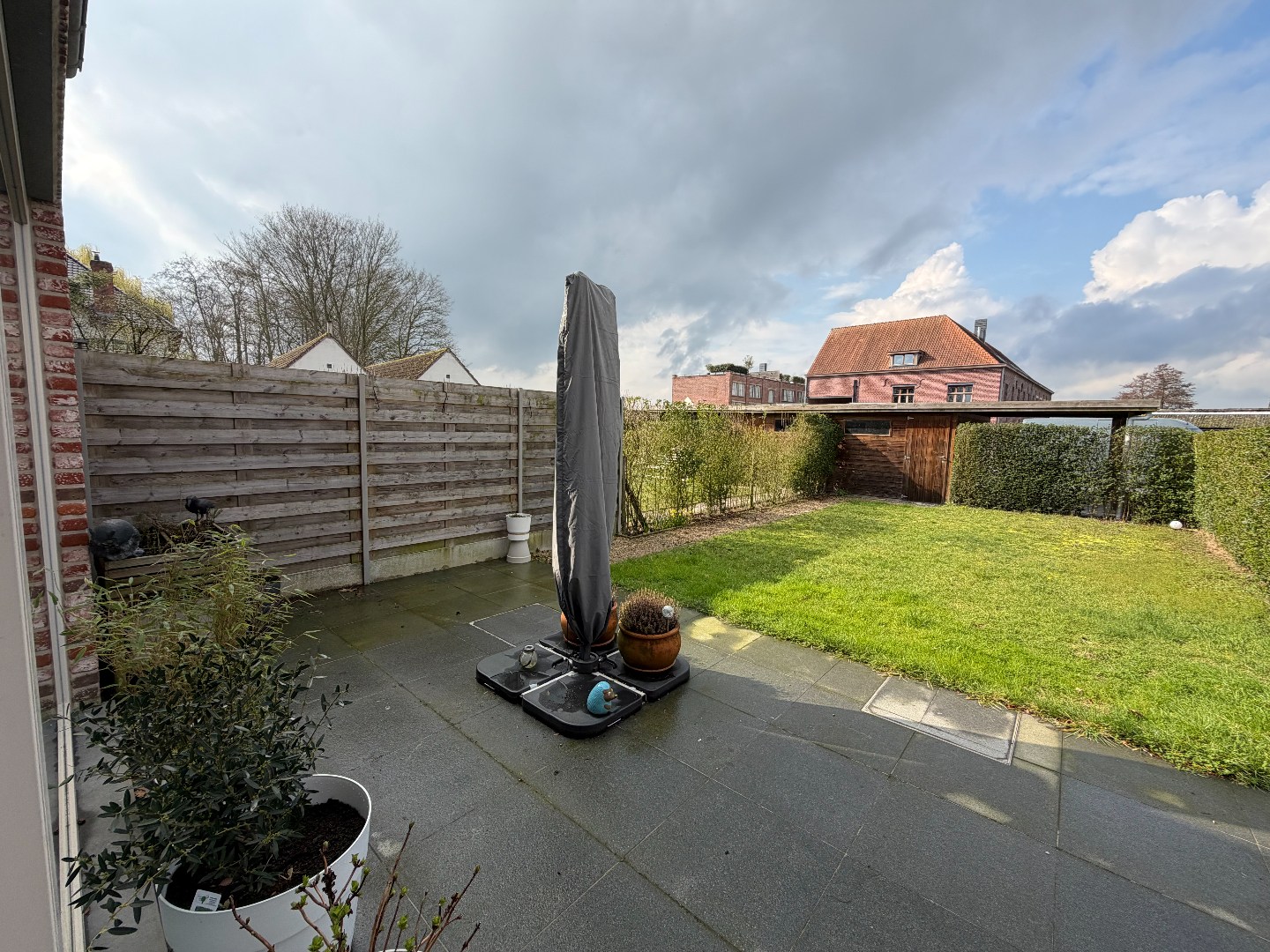 Rustig gelegen rijwoning met 3 slaapkamers, garage en zonnepanelen – Herdersstraat 33, Zulte 