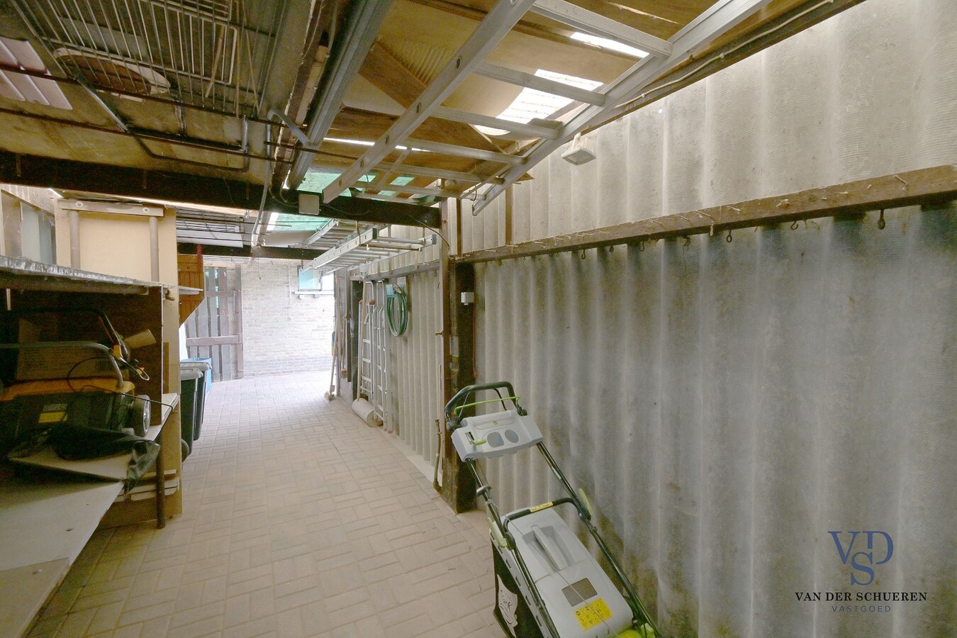 Gelijkvloerse woonst, in een residentiële wijk. 