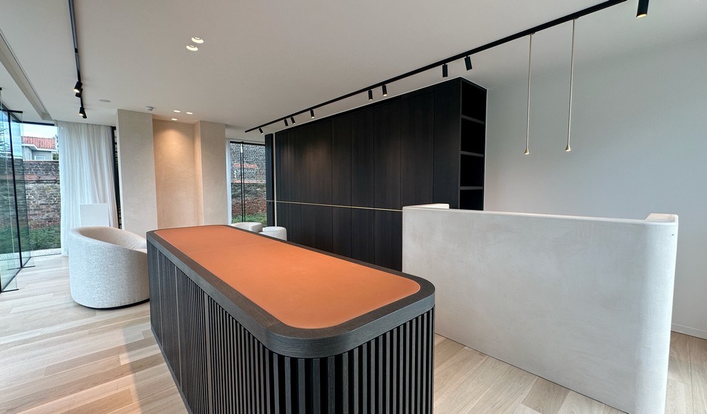 Stijlvol handelspand te huur langs Kortrijksesteenweg in Sint-Martens-Latem