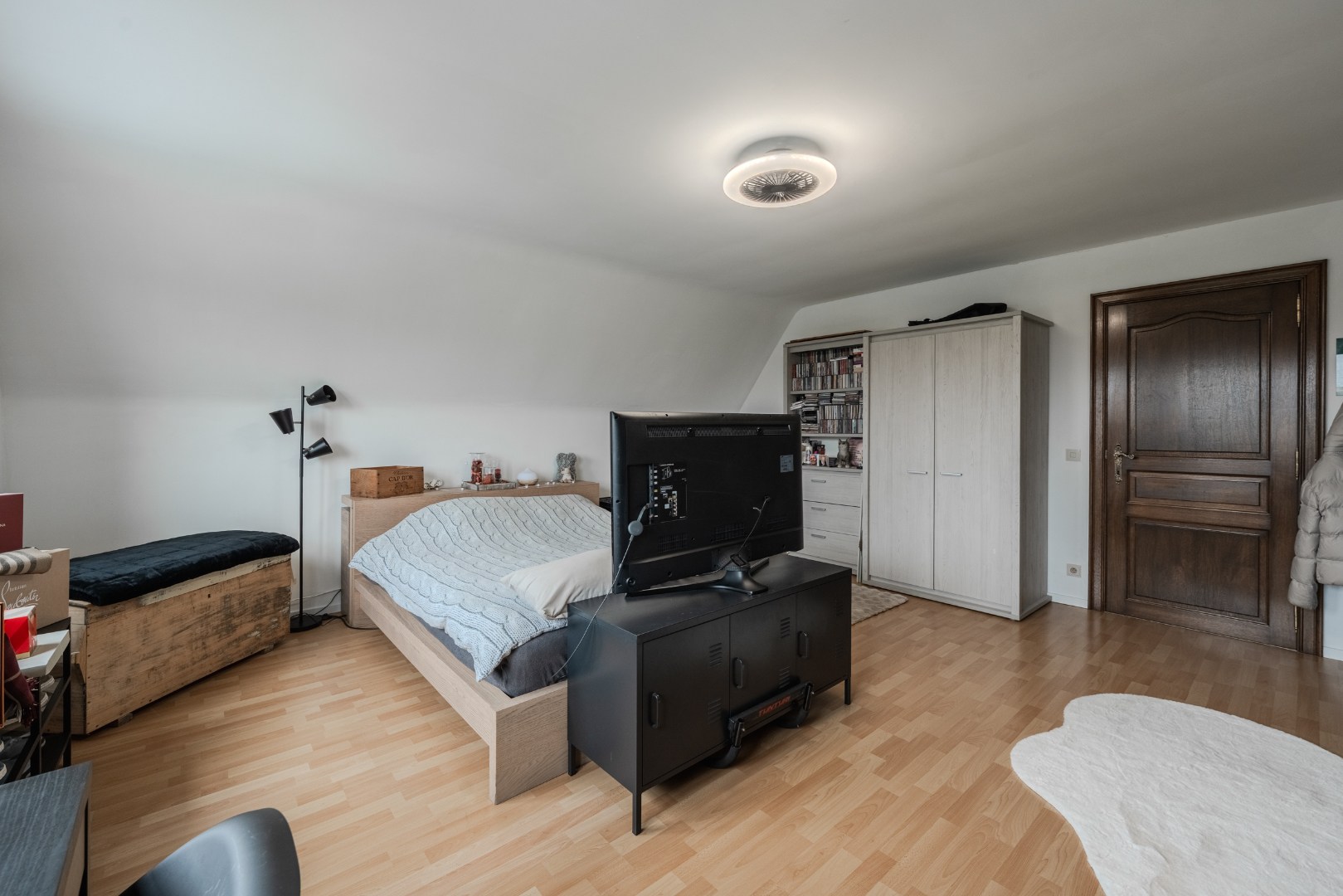 Verzorgde gezinswoning met 4 slaapkamers, dubbele garage en zonnige tuin te Oostende 