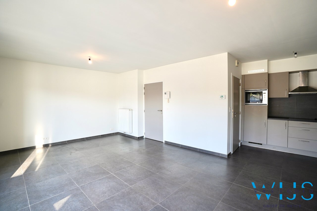 Instapklaar 2 slaapkamer appartement met garage ! 