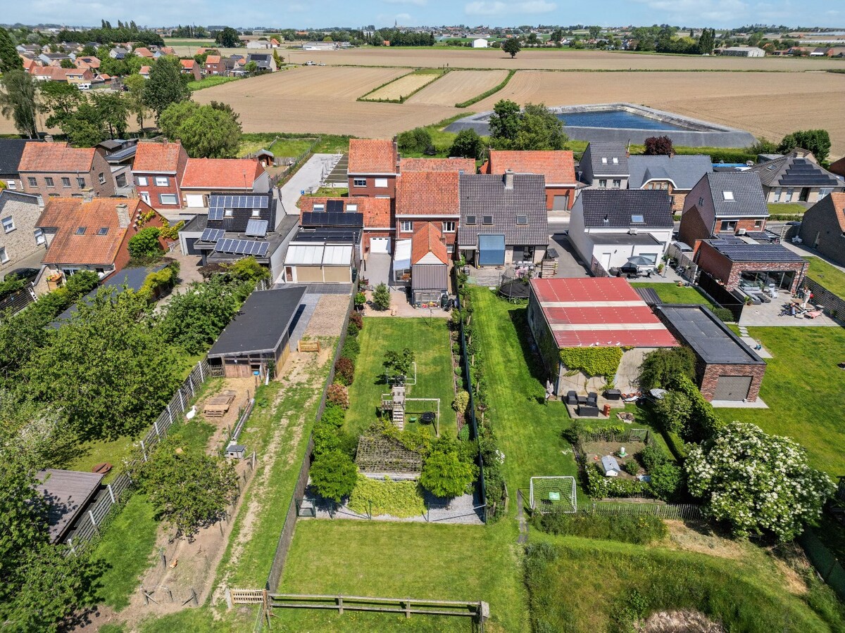 Centraal gelegen woning op uiterst ruim perceel van 1784 m² 
