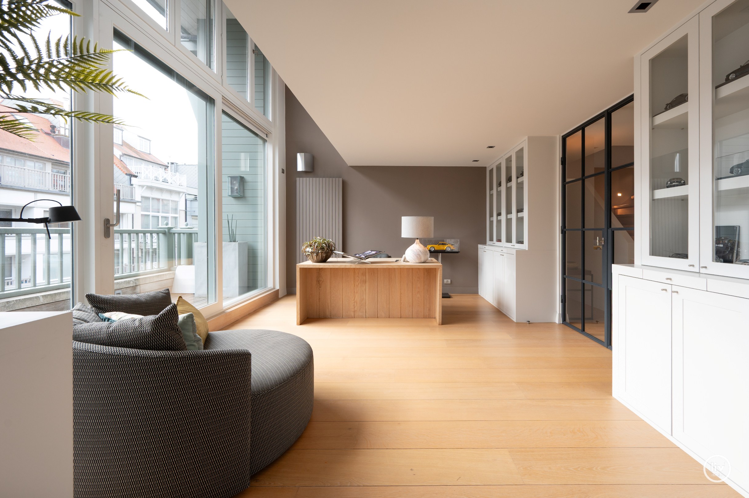 Récente mezzanine de 292 m2 située au centre avec de grandes terrasses, située dans la Vanbunnenlaan à Knokke. 