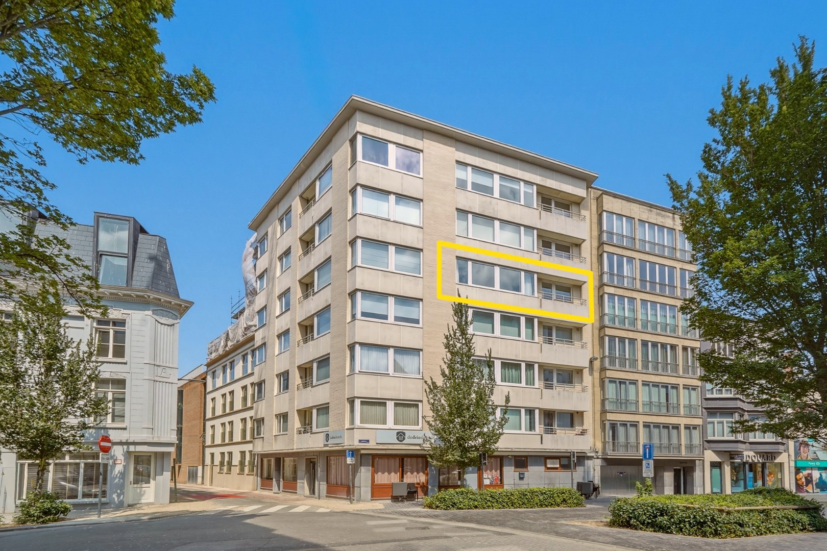 Stijlvol gerenoveerd stadsappartement met maatwerk, 2 slaapkamers en veel bergruimte 
