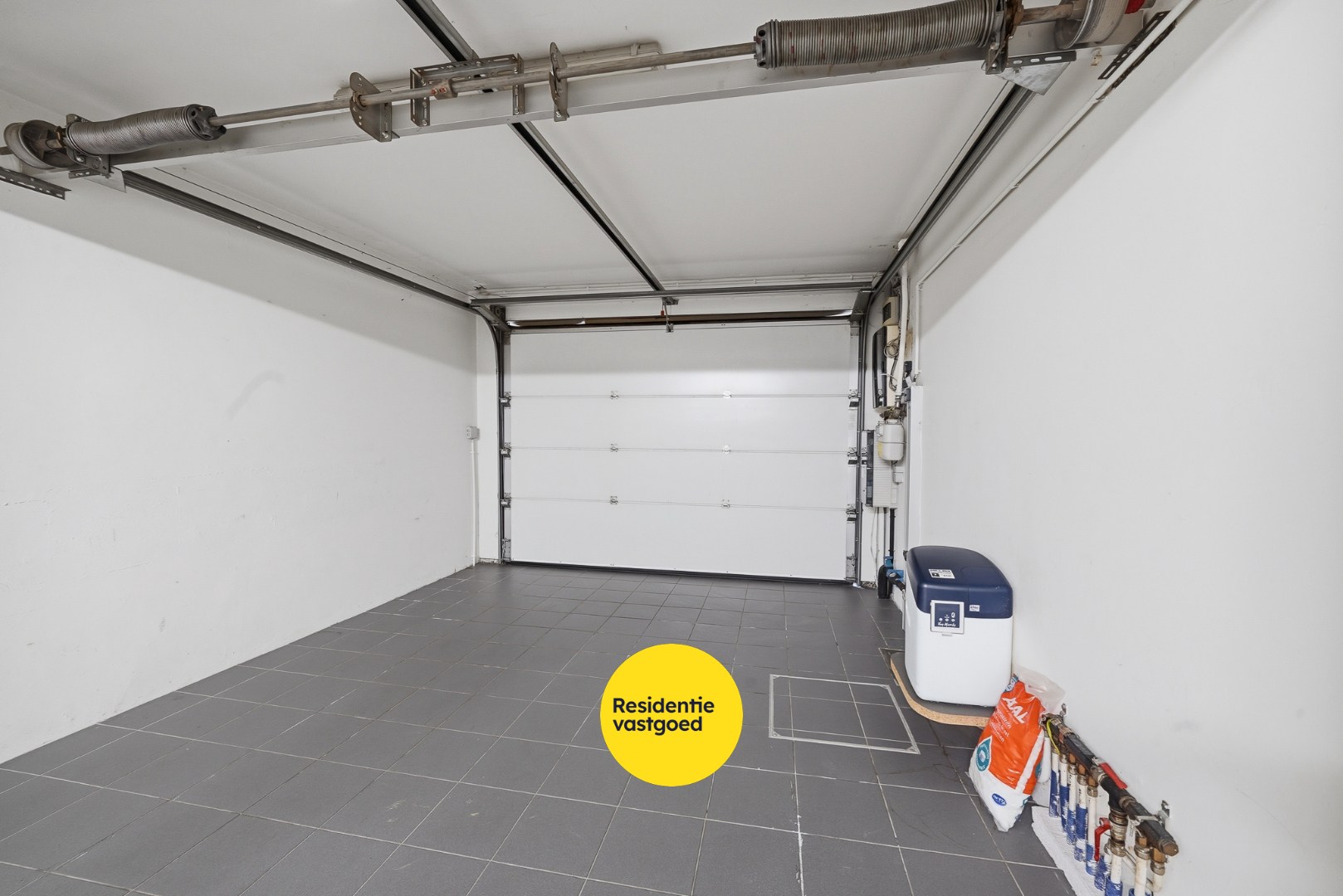 Volledig gerenoveerde bel-étage met 2 slaapkamers en ruime garage te Oostende 