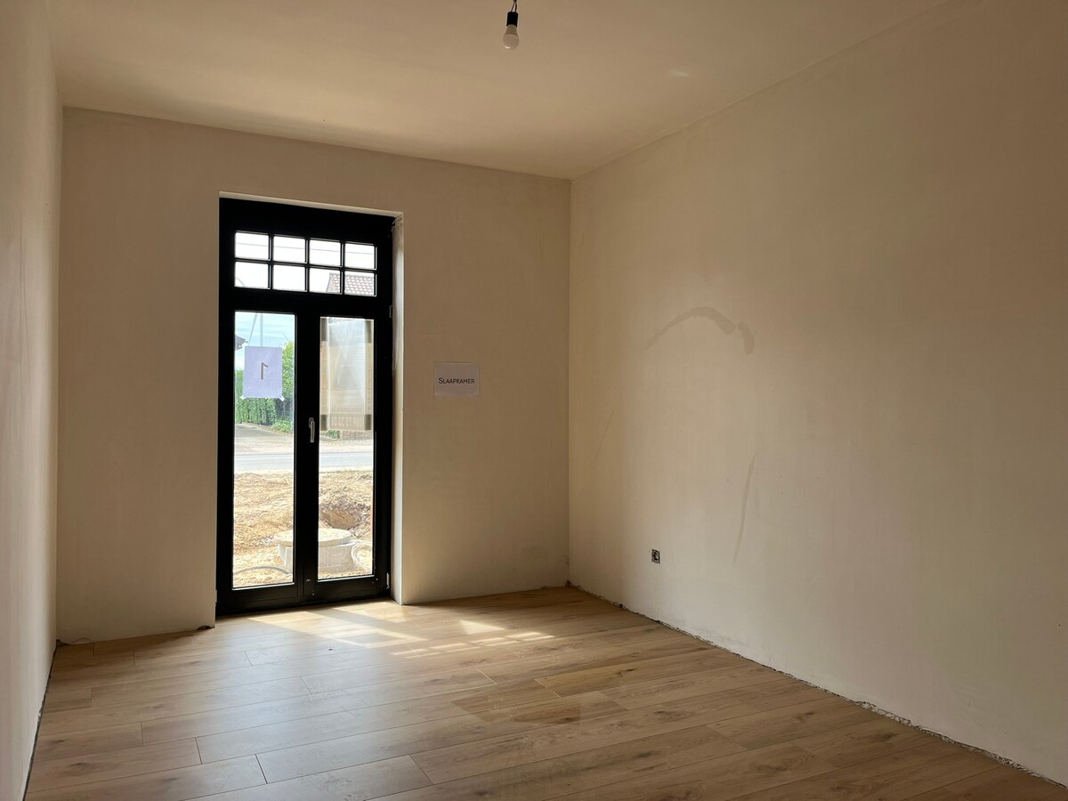 Nieuw gelijkvloers appartement met terras en tuintje 