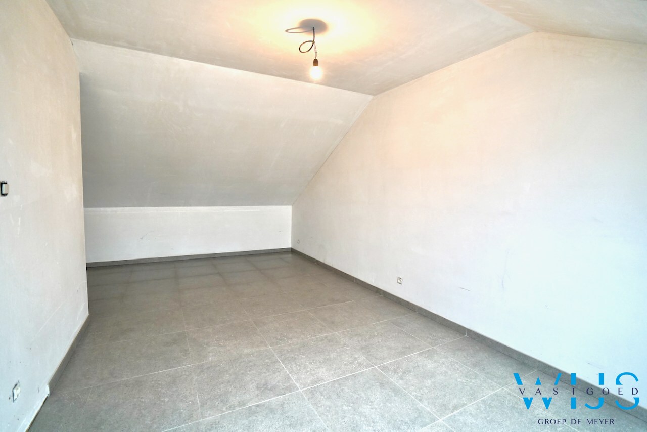 Drieslaapkamer appartement met garage in hartje Ertvelde ! 