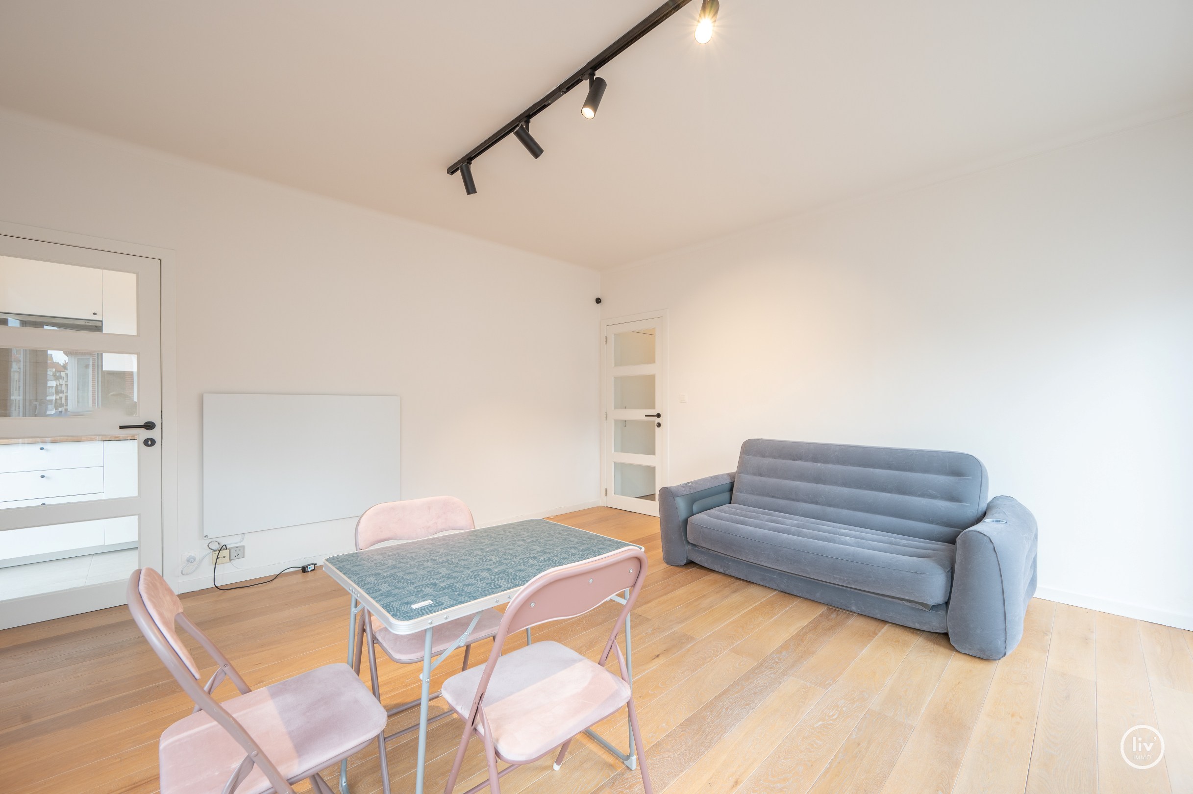 L'appartement d'angle est idéalement situé sur la Zoutelaan à Knokke, à proximité des magasins, de la plage et de toutes les commodités. 