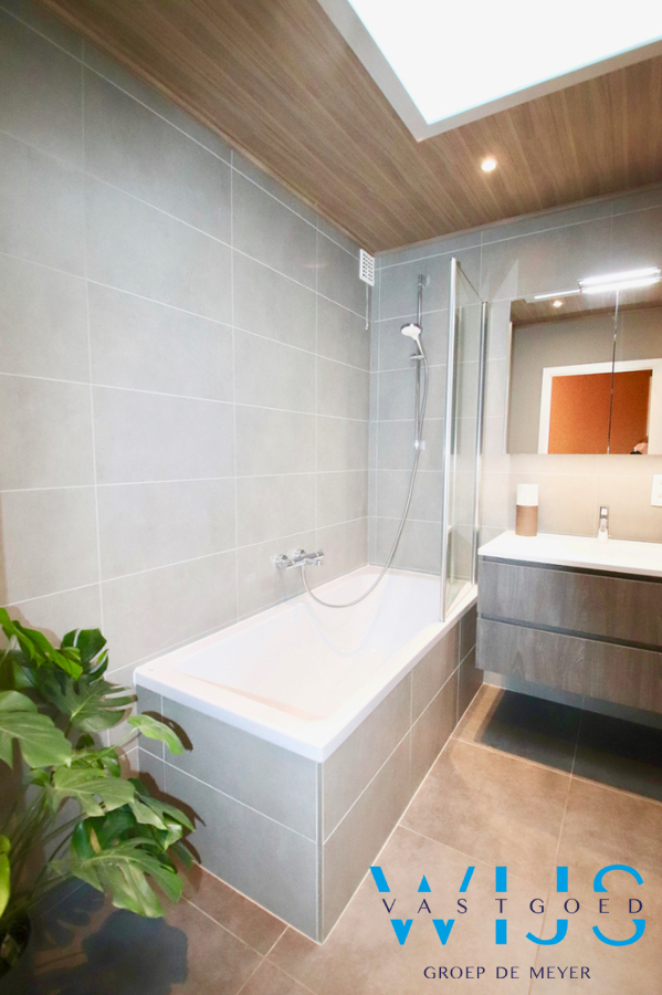 TOTAAL Gerenoveerde bungalow op een TOPlocatie in ERTVELDE ! 