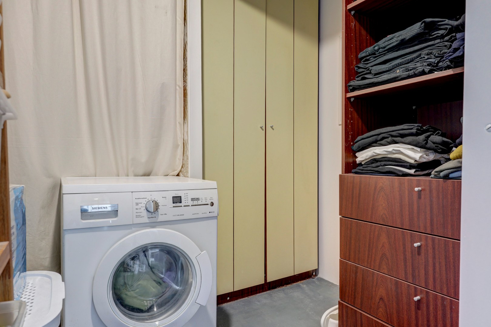 Woon-aanbieding 2 voor de prijs van één! Verrassend ruime 5-kamer woning, zonnige achtertuin, 2 keukens, 2 badkamers, parkeergelegenheid voor de deur.. 