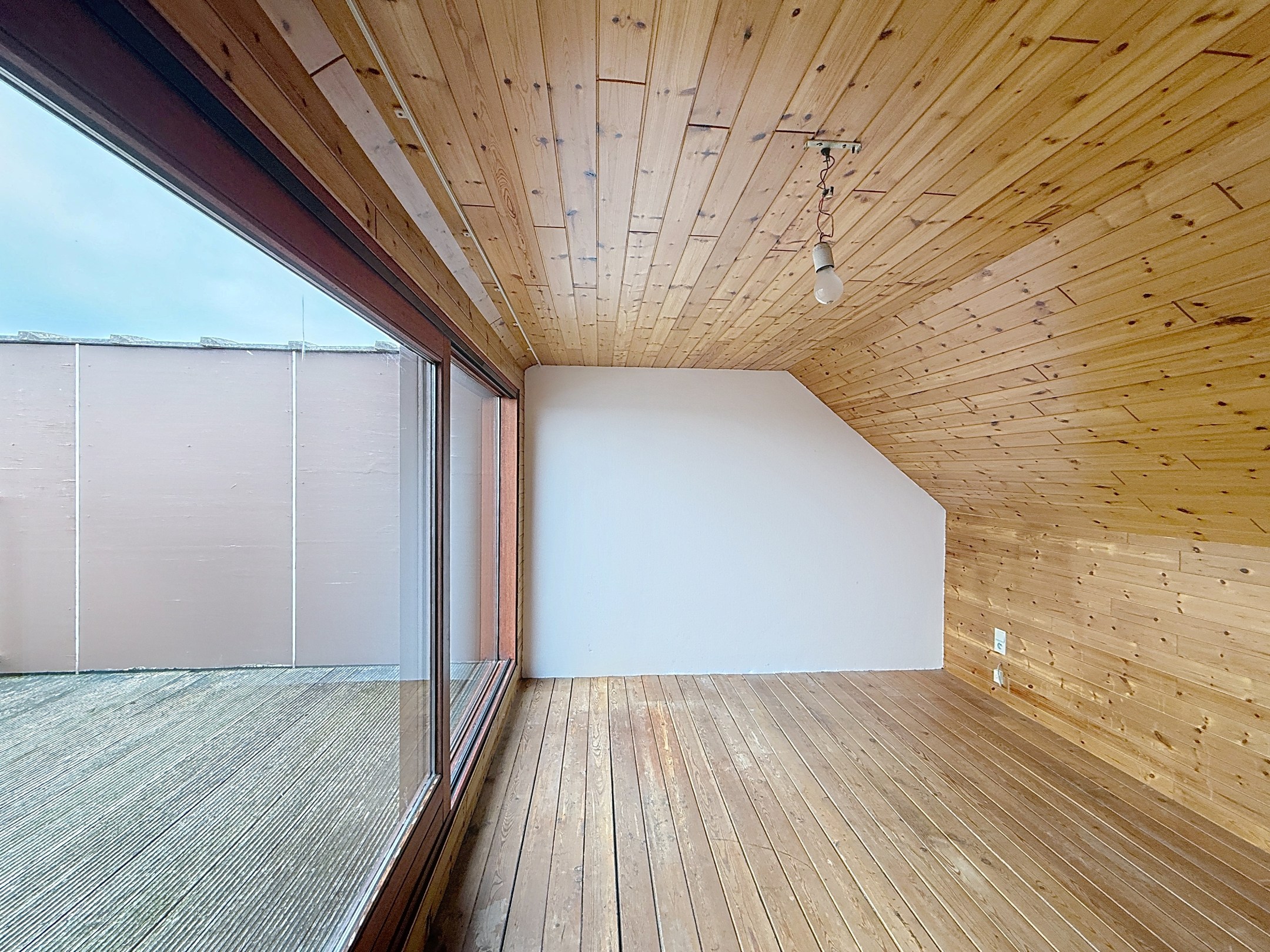 Maison de ville située au centre de la vieille ville de Knokke, à proximité des supermarchés, de l'école, du complexe sportif et à quelques mètres de l'avenue Lippens et des transports en commun. 