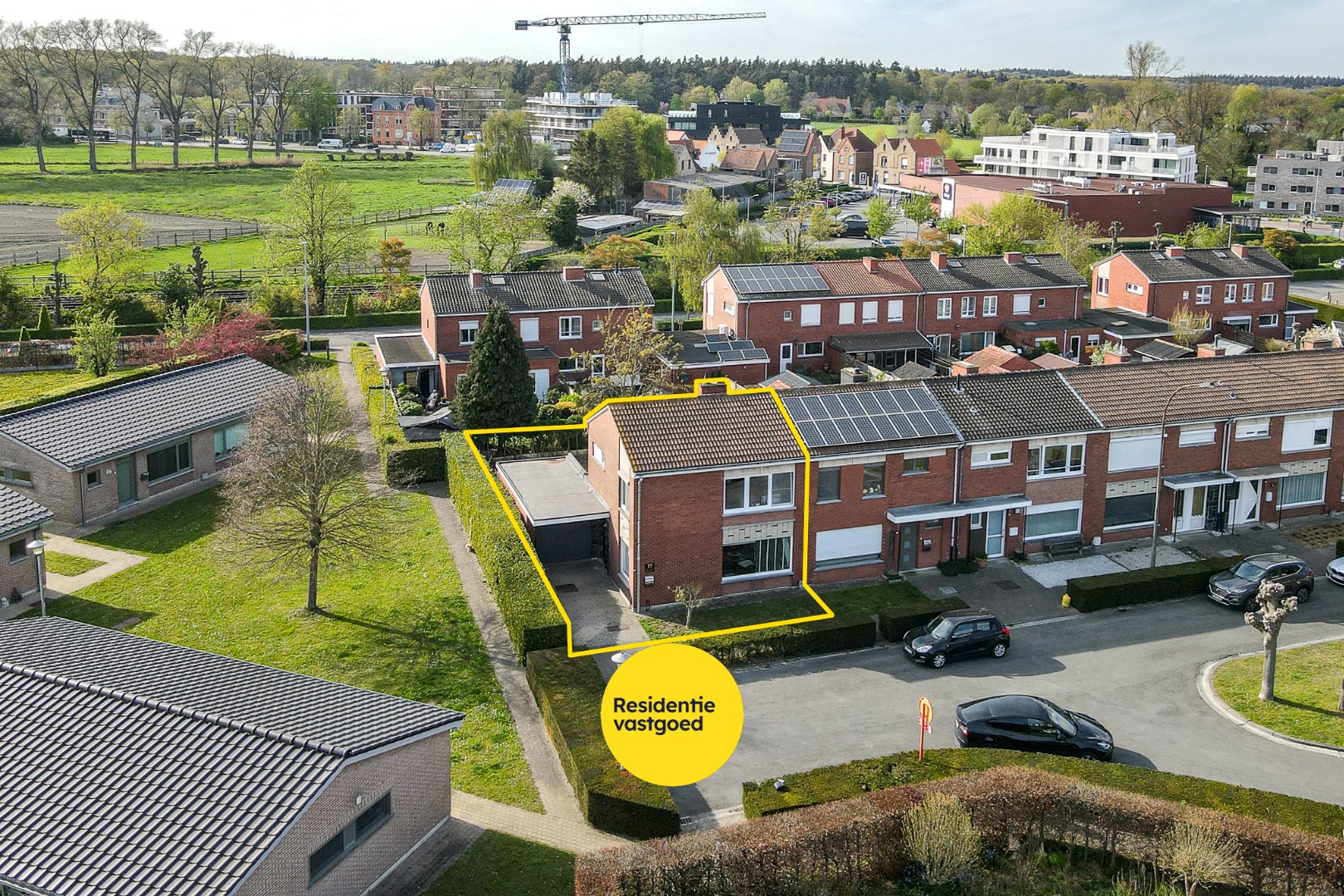 Halfopen bebouwing in een rustige woonwijk te Loppem 