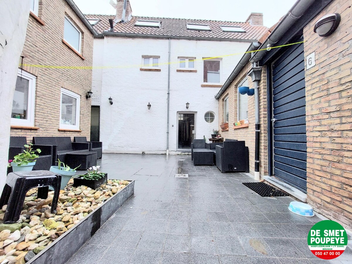 Rijwoning met gemeenschappelijk terras 
