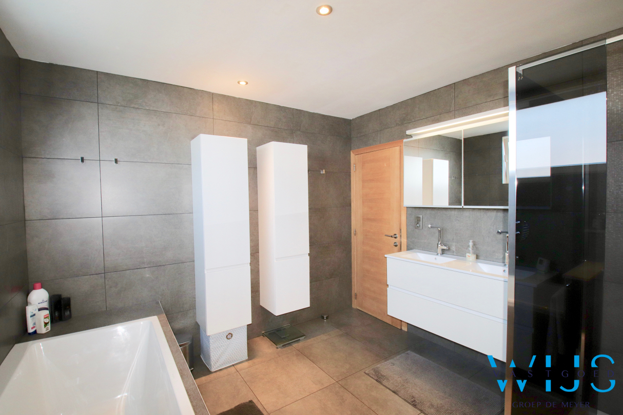 Instapklaar woonhuis op een leuke perceel te ZELZATE ! 