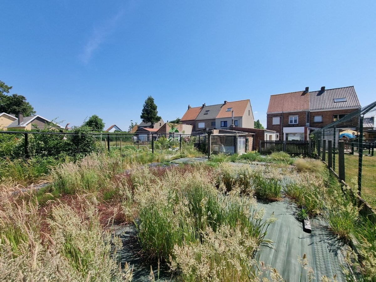 Halfopen woning met oprit, garage en grote tuin te Oudenburg 