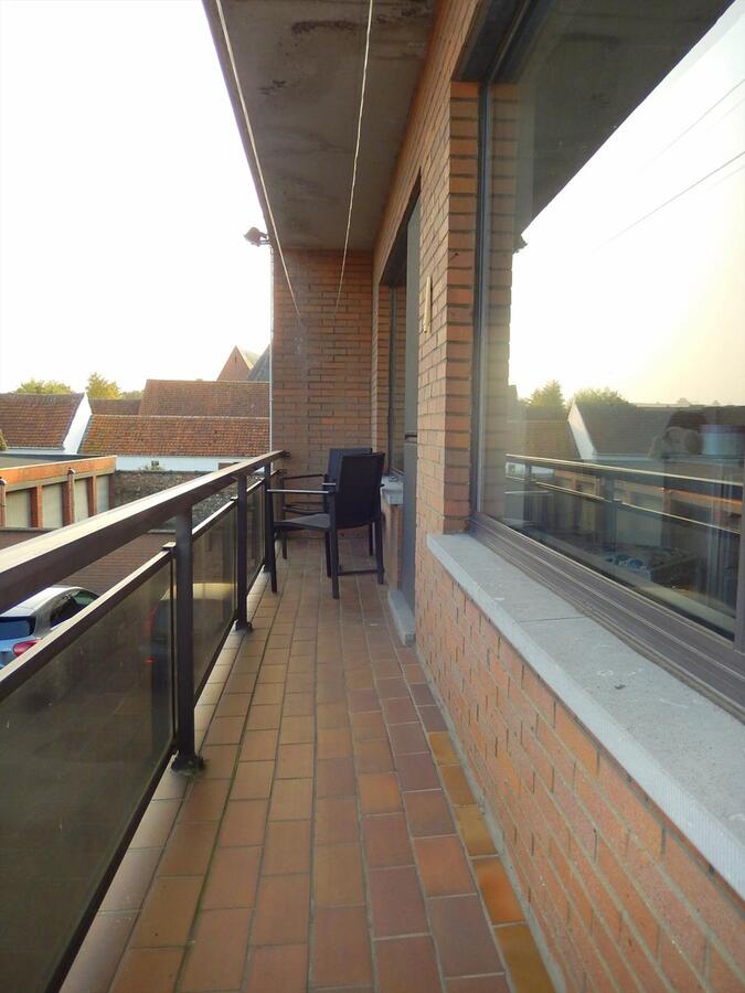 Instapklaar volledig vernieuwd appartement in centrum Varsenare met garage 