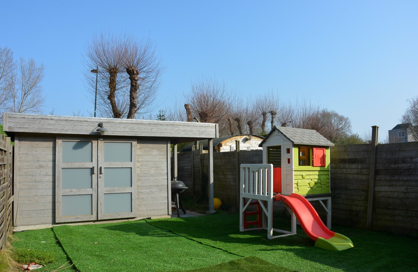 Gerenoveerde, instapklare rijwoning met 4 slaapkamers en uitweg 